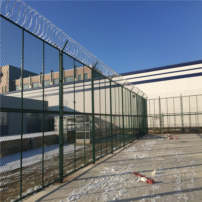 监狱防护隔离网网格结构简练、便于运输