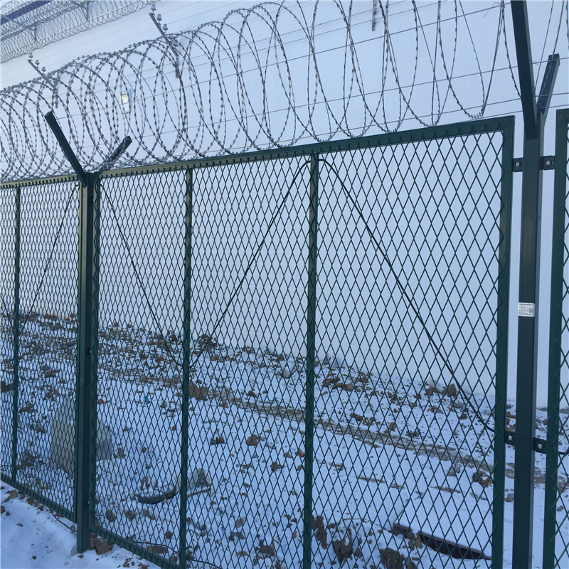监狱钢网墙又叫监狱防护网、监狱护栏网