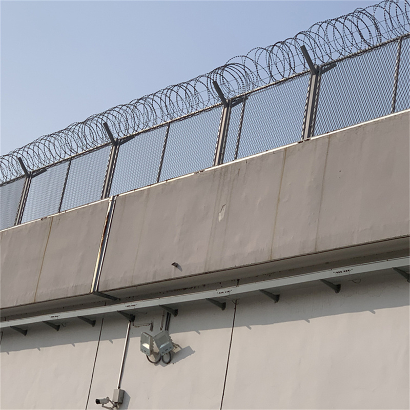 监狱巡逻道也要增加金属隔离网