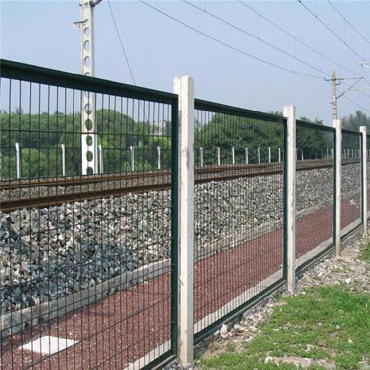 铁路两侧防护栅栏